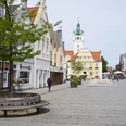Fußgängerzone in Verden mit historischen Gebäuden und dem markanten Rathaus im Hintergrund.
