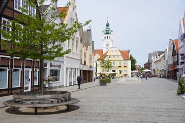 Rathausvorplatz Verden Fußgängerzone in Verden mit historischen Gebäuden und dem markanten Rathaus im Hintergrund.