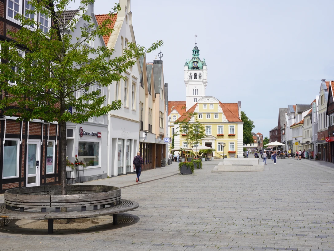 Rathausvorplatz Verden Fußgängerzone in Verden mit historischen Gebäuden und dem markanten Rathaus im Hintergrund.