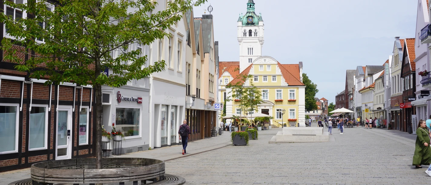 Rathausvorplatz Verden Fußgängerzone in Verden mit historischen Gebäuden und dem markanten Rathaus im Hintergrund.