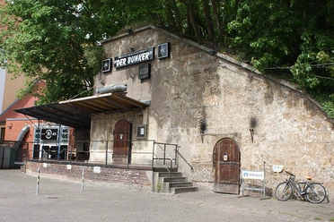Das Bild zeigt den Eingangsbereich des Bunkers