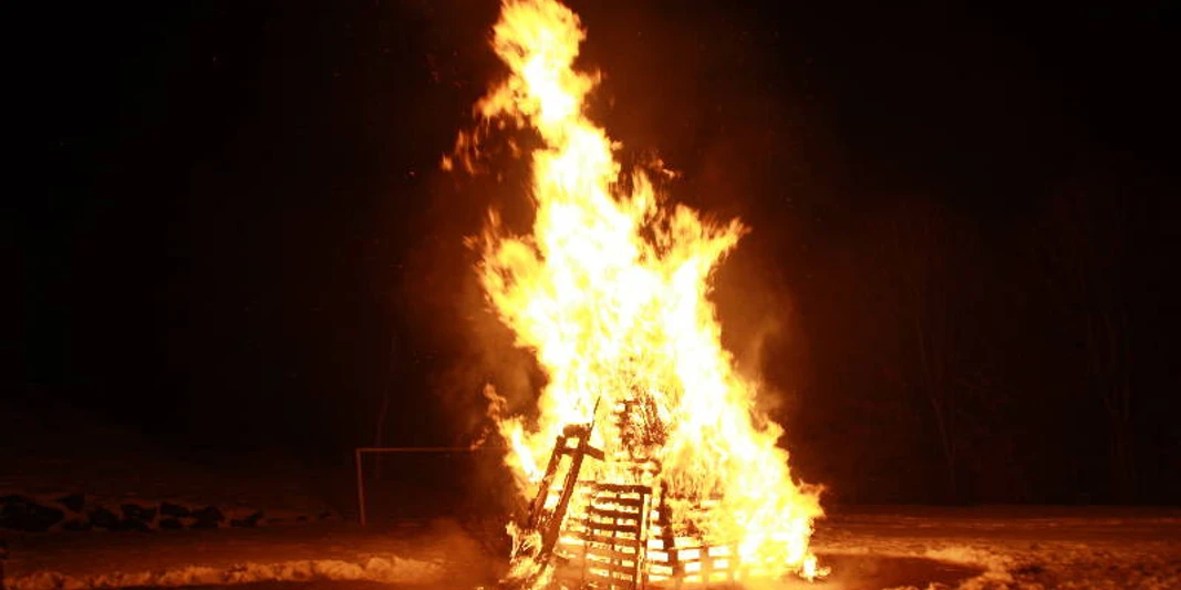 Fasnachtverbrennen mit Scheiterhaufen in Scheuern