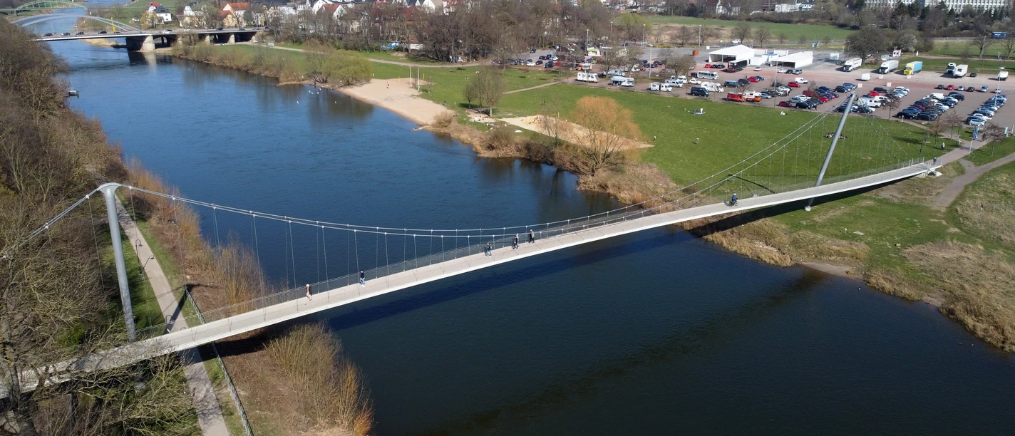 Das Bild zeigt die Fußgängerbrücke