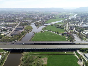 Das Bild zeigt die das Wasserstraßenkreuz. Im Hintergrund ist die Porta Westfalica zu sehen.