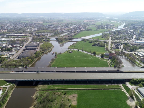 Minden - wasserstrassenkreuz_1.JPG Das Bild zeigt die das Wasserstraßenkreuz. Im Hintergrund ist die Porta Westfalica zu sehen.