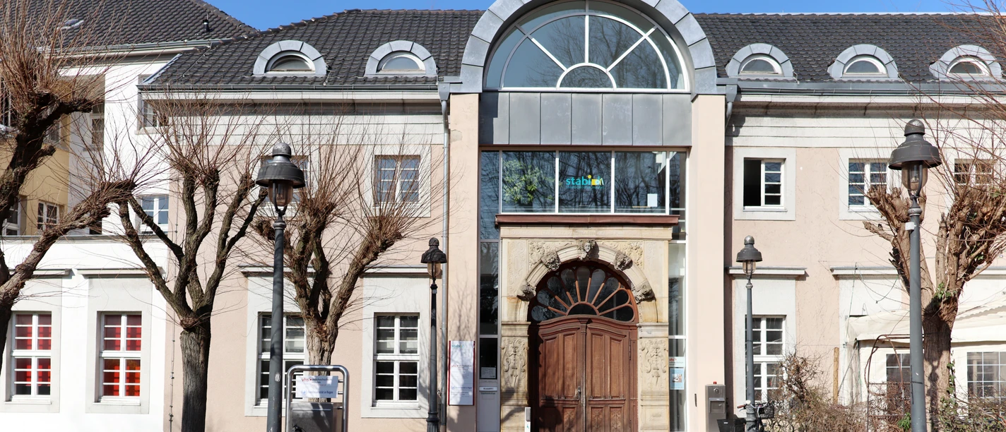 Das Bild zeigt den Eingang der VHS & Stadtbibliothek