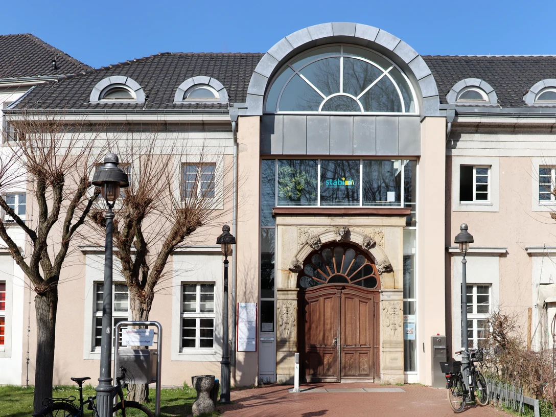 Minden - stadtbibliothek.jpg Das Bild zeigt den Eingang der VHS & Stadtbibliothek