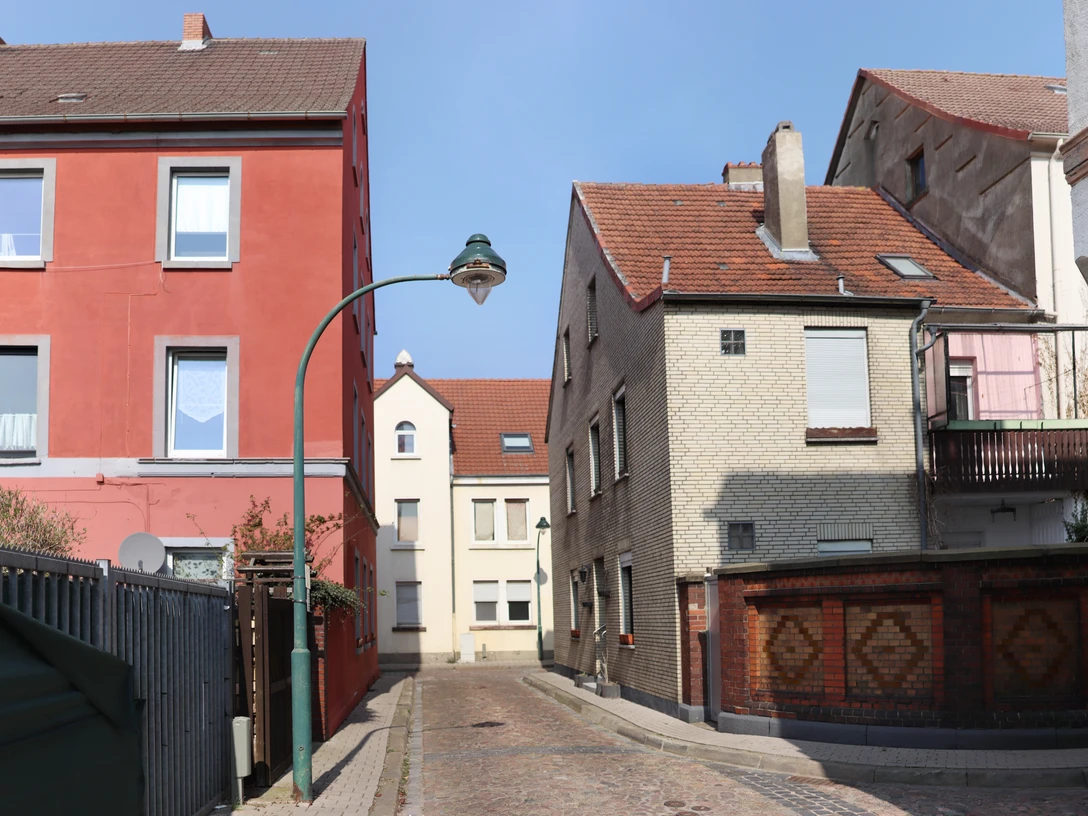 Das Bild zeigt die Laxburg und andere Häuser