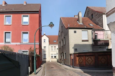 laxburg.jpg Das Bild zeigt die Laxburg und andere Häuser