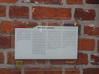 Eine informative Tafel beschreibt die historische Bedeutung des Doms und des Lugensteins in Verden.