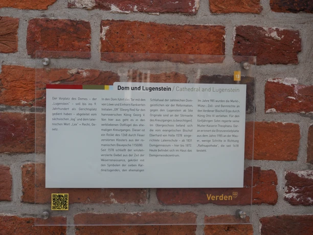 Eine informative Tafel beschreibt die historische Bedeutung des Doms und des Lugensteins in Verden.