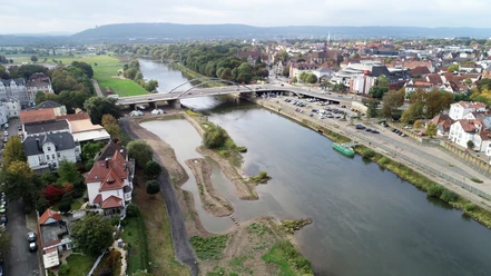 Das Bild zeigt das Wesertor und die Mindener Innenstadt von oben.