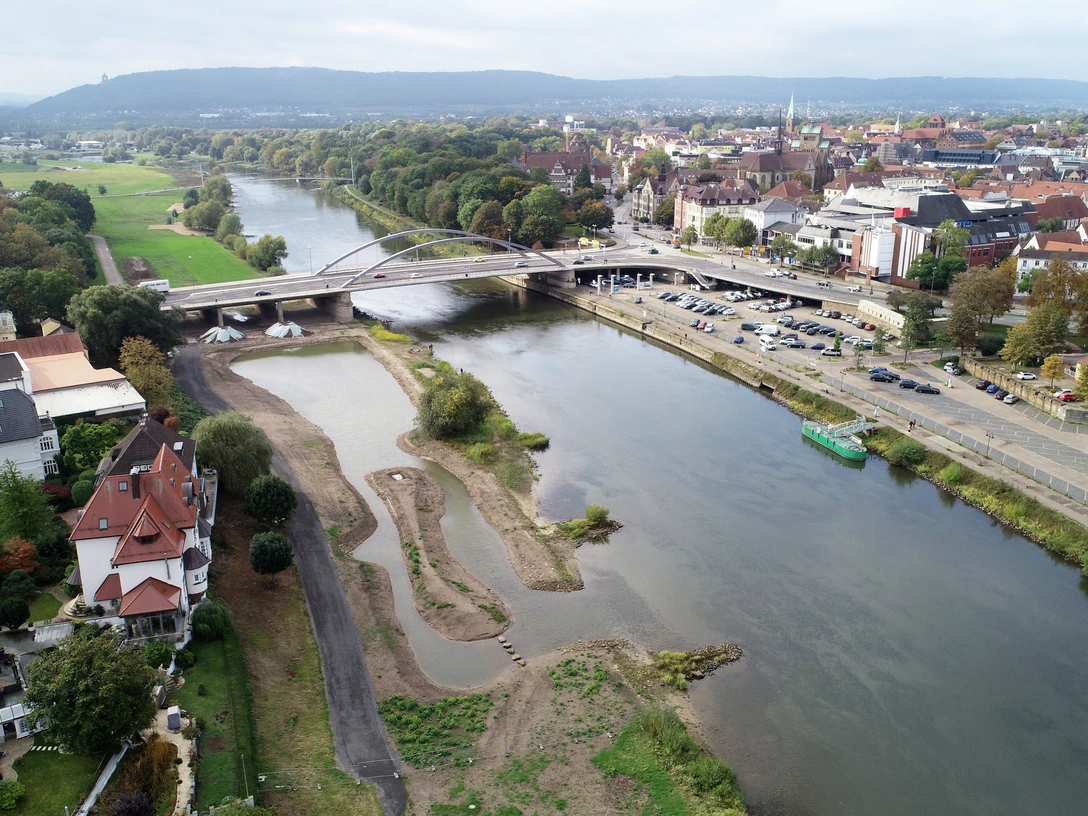 Das Bild zeigt das Wesertor und die Mindener Innenstadt von oben.