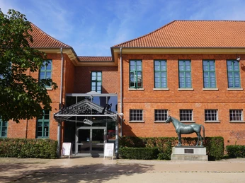 Der Eingang des Deutschen Pferdemuseums in Verden Der Eingang des Deutschen Pferdemuseums in VerdenThe entrance to the German Horse Museum in VerdenIndgangen til det tyske hestemuseum i VerdenDe ingang van het Duitse paardenmuseum in Verden