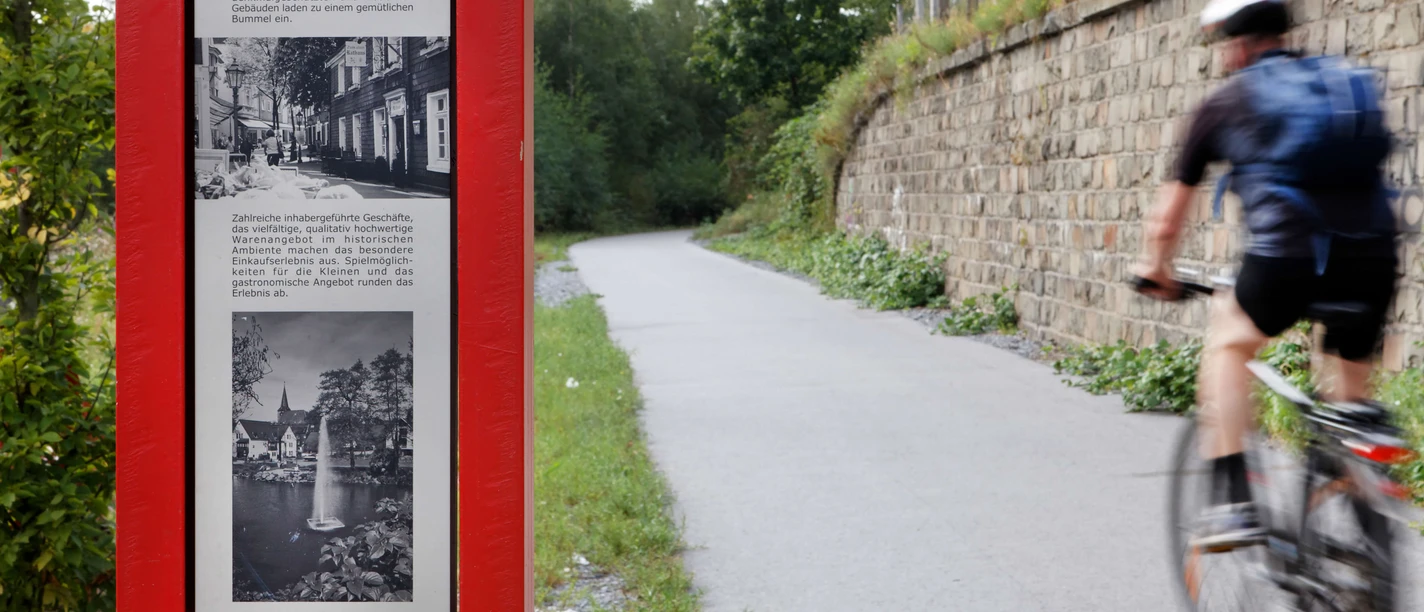Infotafel über Wülfrath am PanoramaRadweg niederbergbahn Eine Infotafel am PanoramaRadweg Niederbergbahn mit Infos zur historischen Altstadt von Wülfrath.
