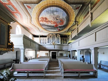 Eule-Orgel Stadtkirche Trebsen Zu sehen ist der Innenraum der Stadtkrche in Trebsen mit deren Empore, Sitzgelegenheit und die Eule-Orgel sowie malerische Verzierungen an der DeckeYou can see the interior of the town church in Trebsen with its gallery, seating and the Eule organ as well as picturesque decorations on the ceilingV Trebsenu si můžete prohlédnout interiér městského kostela s kruchtou, posezením a varhanami Eule i malebnou výzdobou na stropě.Można zobaczyć wnętrze kościoła miejskiego w Trebsen z galerią, siedzeniami i organami Eule, a także malownicze dekoracje na suficieJe kunt het interieur van de stadskerk in Trebsen bekijken met de galerij, zitplaatsen en het Eule-orgel, evenals schilderachtige decoraties op het plafond.Si può vedere l'interno della chiesa cittadina di Trebsen con la galleria, i posti a sedere, l'organo Eule e le pittoresche decorazioni sul soffitto.