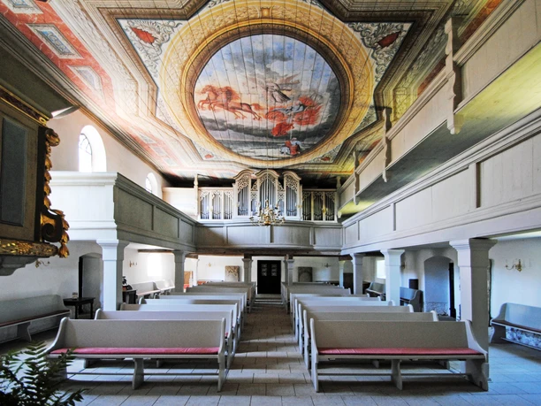 Eule-Orgel Stadtkirche Trebsen Zu sehen ist der Innenraum der Stadtkrche in Trebsen mit deren Empore, Sitzgelegenheit und die Eule-Orgel sowie malerische Verzierungen an der Decke