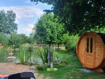 Gruene-Ferienwohnung_2.JPG Die Ferienwohnung liegt inmitten eines grünen Gartens mit einem Naturteich und einer hölzernen Sauna.