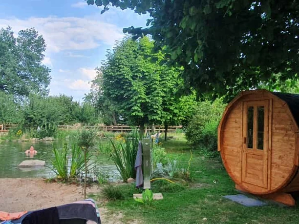 Gruene-Ferienwohnung_2.JPG Die Ferienwohnung liegt inmitten eines grünen Gartens mit einem Naturteich und einer hölzernen Sauna.