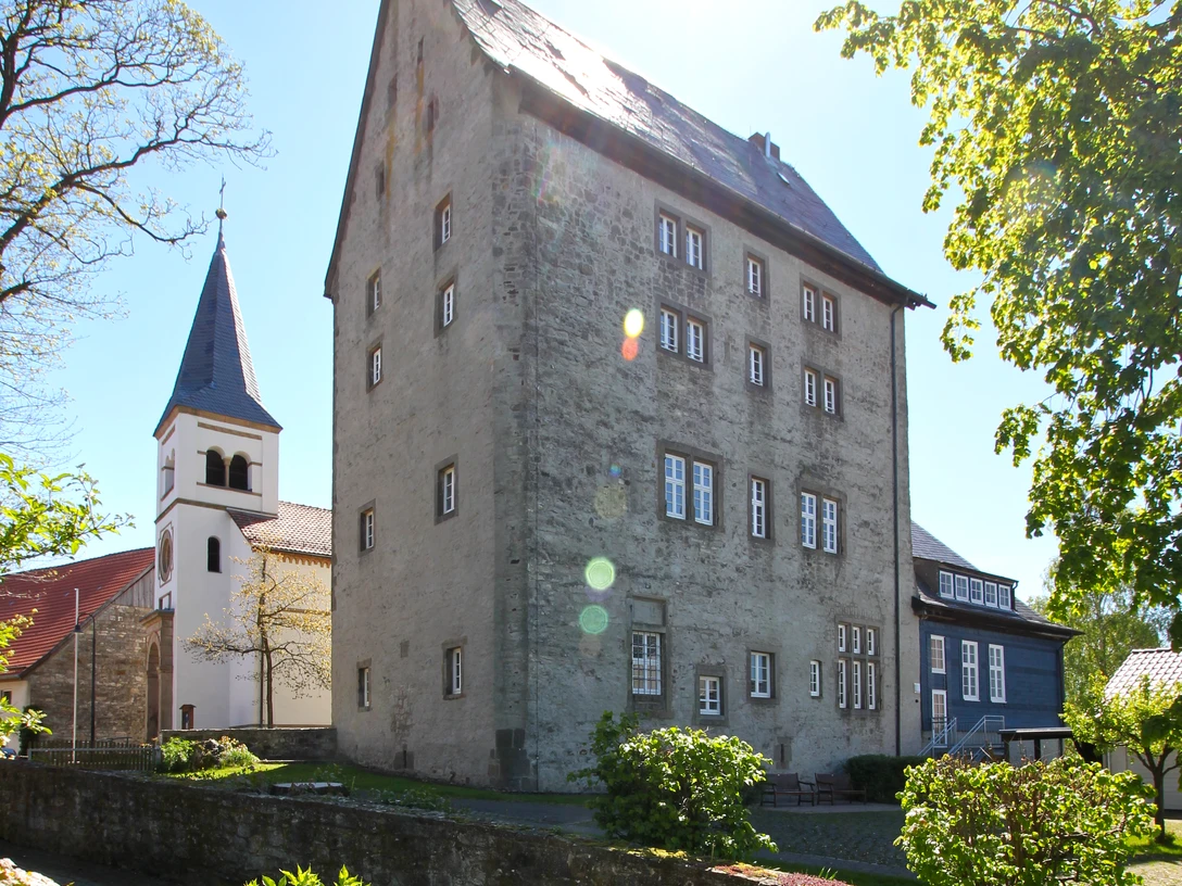 Lichtenau_Burg © Stadt Lichtenau.png Mittelalterliche Burganlage in Lichtenau mit markantem Steingebäude und Turm im Hintergrund.
