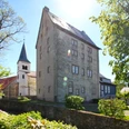 Lichtenau_Burg © Stadt Lichtenau.png Mittelalterliche Burganlage in Lichtenau mit markantem Steingebäude und Turm im Hintergrund.