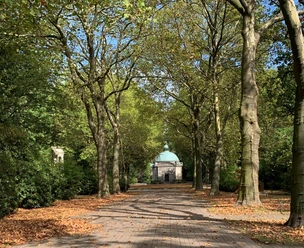 Eingang Nordfriedhof mit Blick auf die Friedhofskapelle