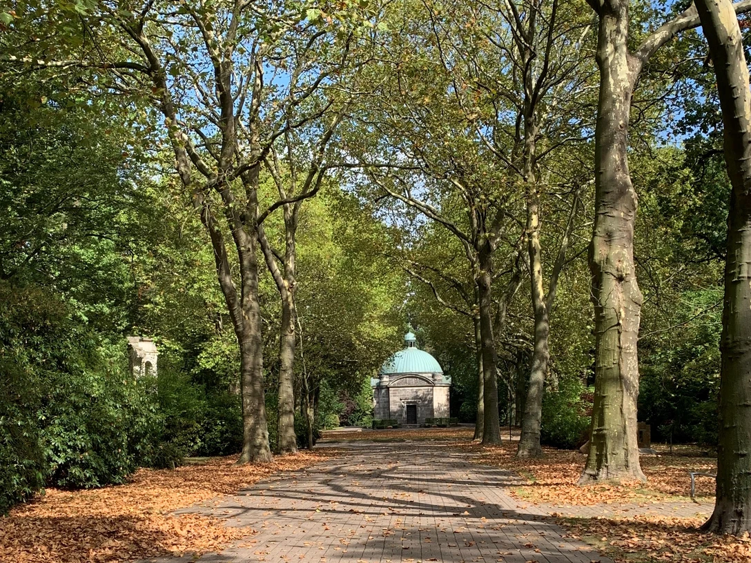 Nordfriedhof Neu.jpg Eingang Nordfriedhof mit Blick auf die Friedhofskapelle