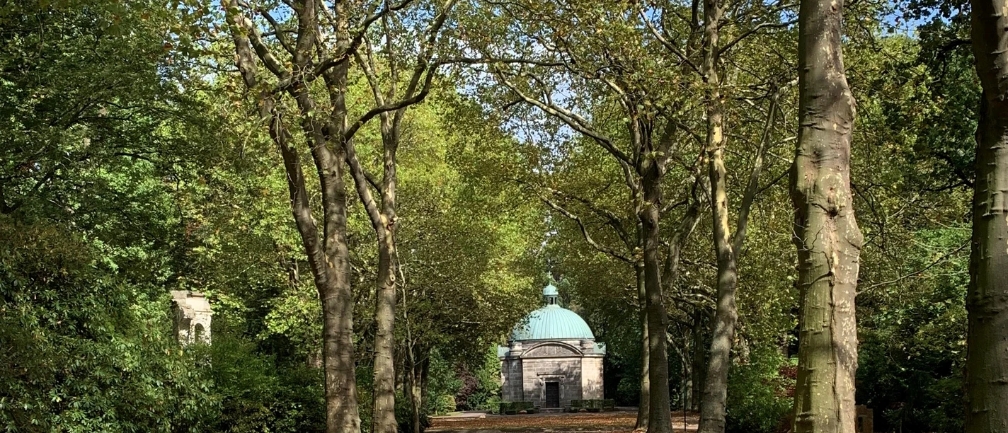 Nordfriedhof Neu.jpg Eingang Nordfriedhof mit Blick auf die Friedhofskapelle