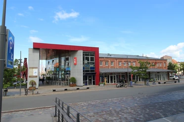 Tourist-Info Hafeninsel Bremerhaven Rotes Backsteingebäude mit I-Zeichen für Tourist-Info