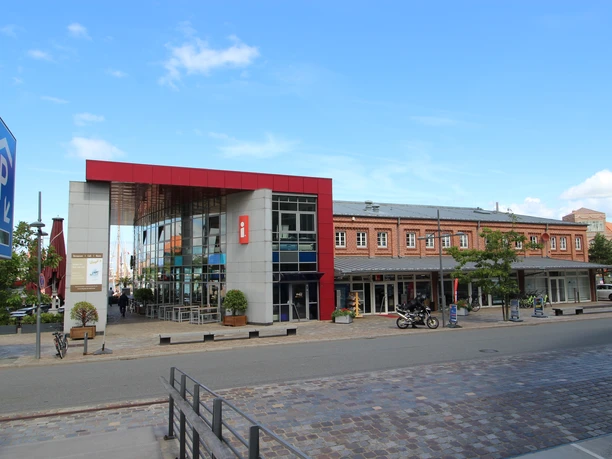 Tourist-Info Hafeninsel Bremerhaven Rotes Backsteingebäude mit I-Zeichen für Tourist-Info