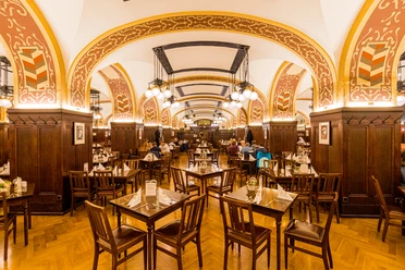 Der Große Keller in Auerbachs Keller - Gastronomien in Leipzig Der stimmungsvoll beleuchtete Große Keller des Auerbachs Kellers lädt mit seinem rustikalen Charme zum Genießen von klassischen sächsischen Köstlichkeiten ein, Kulinarik, Genuss, Restaurant