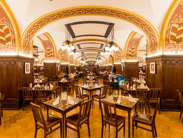 La Großer Keller de l’Auerbachs Keller – Gastronomie à Leipzig Der stimmungsvoll beleuchtete Große Keller des Auerbachs Kellers lädt mit seinem rustikalen Charme zum Genießen von klassischen sächsischen Köstlichkeiten ein, Kulinarik, Genuss, Restaurant The Große Keller in Auerbachs Keller Restaurant welcomes visitors with its atmospheric lighting and rustic charm, inviting them to come and enjoy some classic Saxon delicacies, cuisine, enjoyment, restaurantLa Großer Keller de l'Auerbachs Keller, sous un agréable éclairage d’ambiance, invite avec son charme rustique à savourer des délices saxons traditionnels, art culinaire, plaisir, restaurantNastrojowo oświetlona Wielka Piwnica będąca częścią Auerbachs Keller zachęca swoim rustykalnym urokiem do skosztowania klasycznych saksońskich specjałów, kulinaria, kosztowanie, restauracjaÚtulně osvětlený Velký sklep v Auerbachově sklepě zve svým rustikálním šarmem k pochutnání na klasických saských dobrotách, kuchařské umění, požitek, restaurace