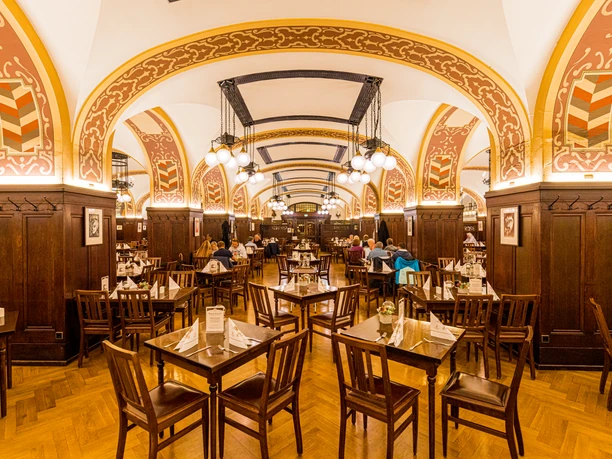 The Große Keller in "Auerbachs Keller" Restaurant – Eating Out in Leipzig The Große Keller in Auerbachs Keller Restaurant welcomes visitors with its atmospheric lighting and rustic charm, inviting them to come and enjoy some classic Saxon delicacies, cuisine, enjoyment, restaurant