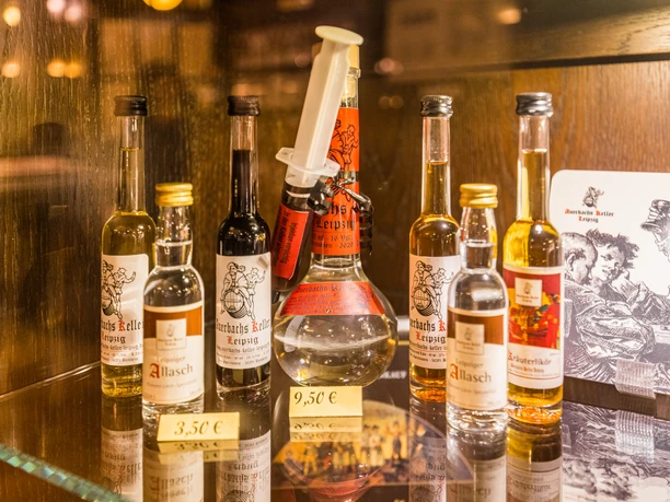 Pohled na skleněné láhve plné typických lipských lihovin, gastronomie, kulinářské speciality
