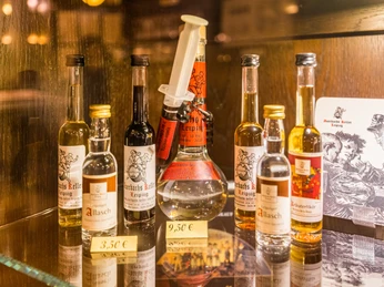Spirytualia w Auerbachs Keller – lipskie specjalności Spojrzenie na szklane butelki pełne typowych lipskich spirytualiów, gastronomia, kulinaria