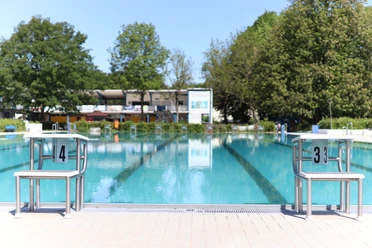 Das Bild zeigt das Schwimmerbecken des Sommerbads.