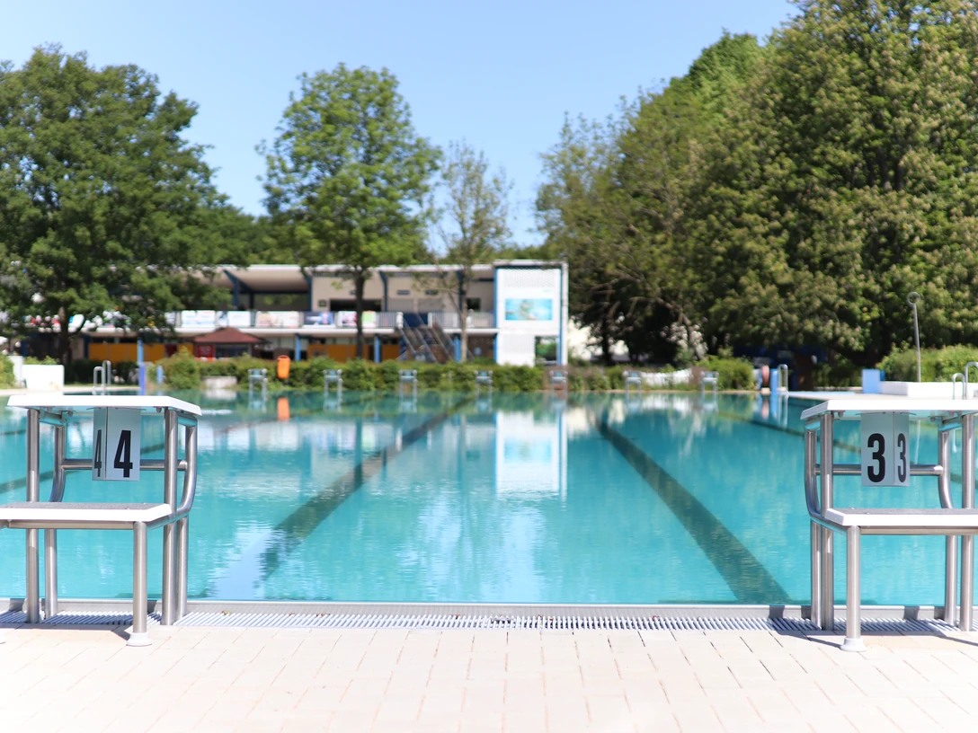 Das Bild zeigt das Schwimmerbecken des Sommerbads.