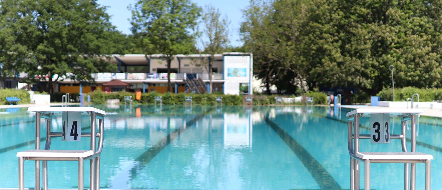 Das Bild zeigt das Schwimmerbecken des Sommerbads.