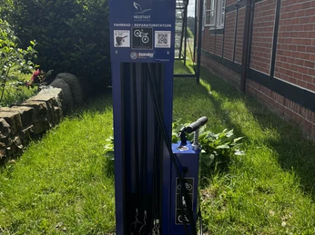 Fahrrad-Reparaturstation Mardorf Fahrrad-Reparaturstation in Mardorf, ausgestattet mit Werkzeugen und Luftpumpe, auf grünem Rasen.Bicycle repair station in Mardorf, equipped with tools and an air pump, on a green lawn.Cykelværksted i Mardorf, udstyret med værktøj og en luftpumpe, på en grøn græsplæne.Fietsreparatiestation in Mardorf, uitgerust met gereedschap en een luchtpomp, op een groen grasveld.