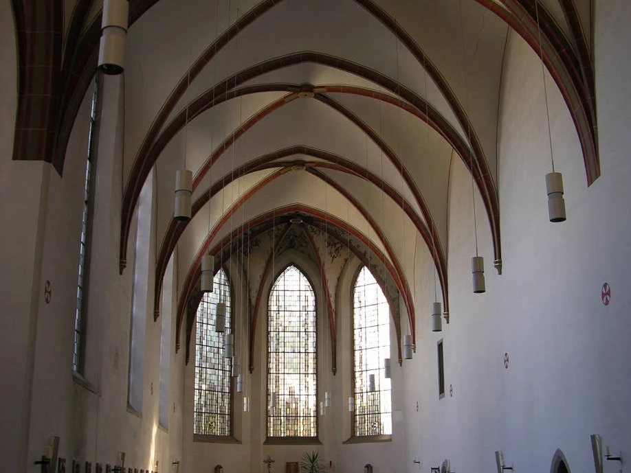 Das Bild zeigt die St. Mauritius Kirche von innen