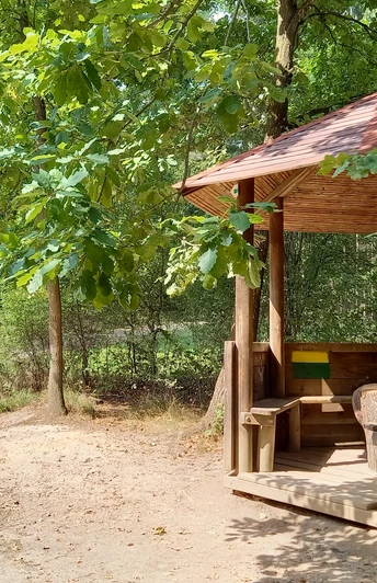 09 Im Rüpfwald lädt die Schutzhütte an der Thurmer Straße zur Rast ein .jpg