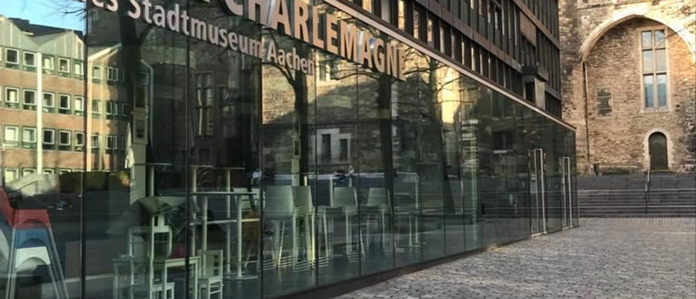 Außenansicht des Museums Centre Charlemagne mit bodentiefer Gläserfront.