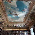 Suermondt-Ludwig-Museum Bibliothek mit kunstvoller Decke aus einem Gemälde mit Engeln und Wolken und verschiedenen Ornamenten.
