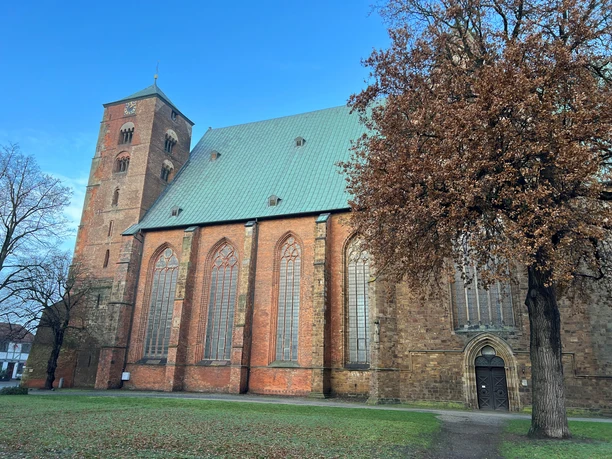 Dom Verden Der Dom in Verden beeindruckt mit seiner gotischen Architektur, hohen Fenstern und dem markanten Turm.