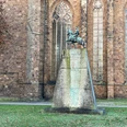 Das Ulanendenkmal Verden zeigt eine Reiterstatue aus Bronze vor der historischen Kirche in Verden.