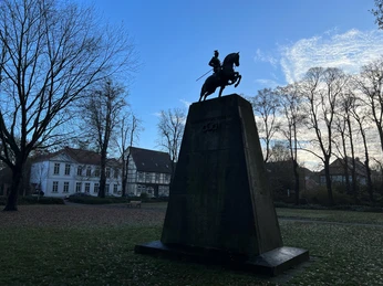 Ulanendenkmal Verden Reiterstandbild auf dem Denkmal zeigt einen Ulanen in Uniform, umgeben von winterkahlen Bäumen.