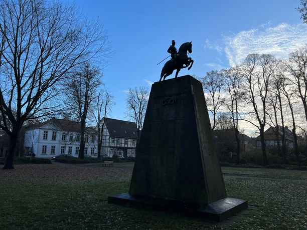 Ulanendenkmal Verden Reiterstandbild auf dem Denkmal zeigt einen Ulanen in Uniform, umgeben von winterkahlen Bäumen.