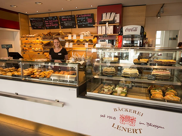 Verkaufstresen mit Auslage der Café Bäckerei Lenert, 2018, Manuela Meyer