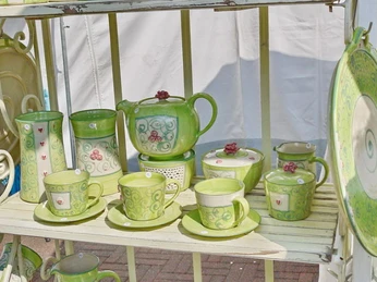 Grünes Kaffeeservice aus Keramik auf dem Keramikmarkt Homburg