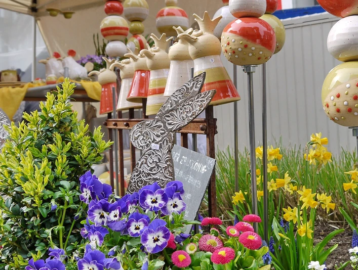 WEB Homburg 2017 Keramikmarkt Homburg Osterhase mit Keramikvoegel Foto Wolfgang Henn